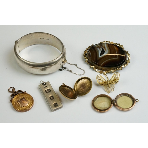 243 - A small collection of jewellery to include a hallmarked 9ct gold pendant medallion, hallmarked silve... 