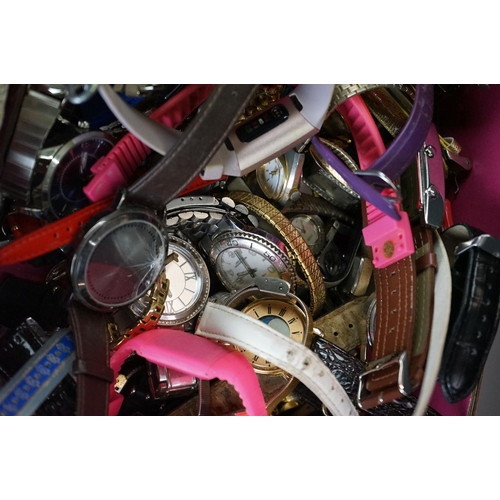 284 - A large collection of ladies and gents wristwatches to include Timex, Lorus, Citizen...etc.