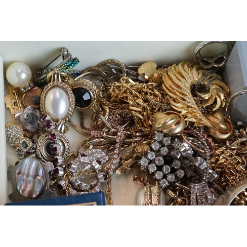 329 - Jewellery box & contents, to include large silver cuff bangle, rings, earrings, brooches etc