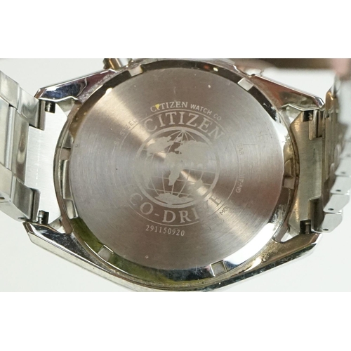 282 - A collection of gents and ladies wristwatches to include Citizen and Swatch examples.