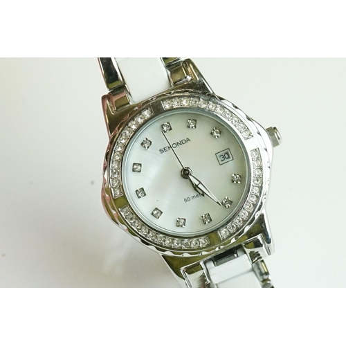 282 - A collection of gents and ladies wristwatches to include Citizen and Swatch examples.