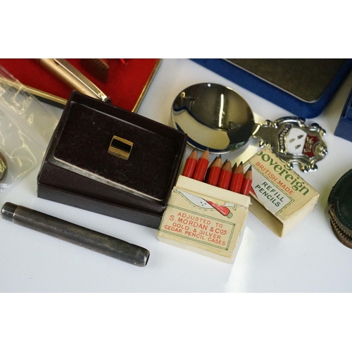 292 - A box of mixed collectables to include a caddy spoon, cuff links, WW1 brass war service badge, jewel... 