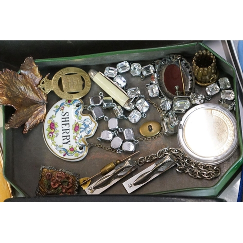 292 - A box of mixed collectables to include a caddy spoon, cuff links, WW1 brass war service badge, jewel... 