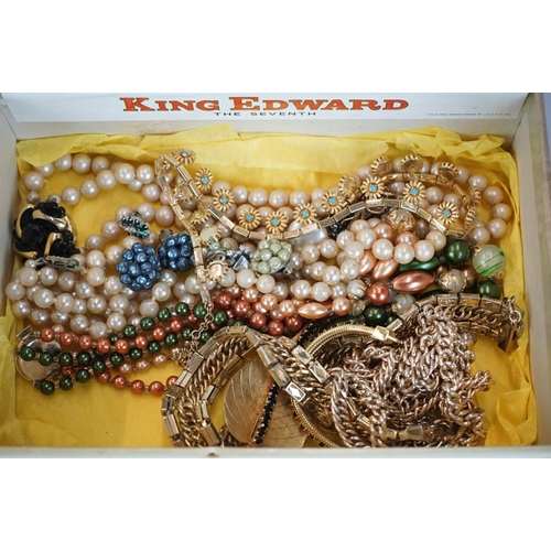 299 - A small mixed collection of vintage and contemporary costume jewellery to include some silver exampl... 