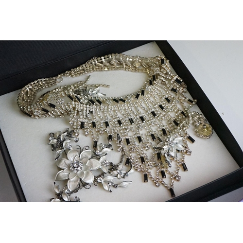 315 - A mixed collection of mainly contemporary costume jewellery to include necklaces, bracelets, earring... 