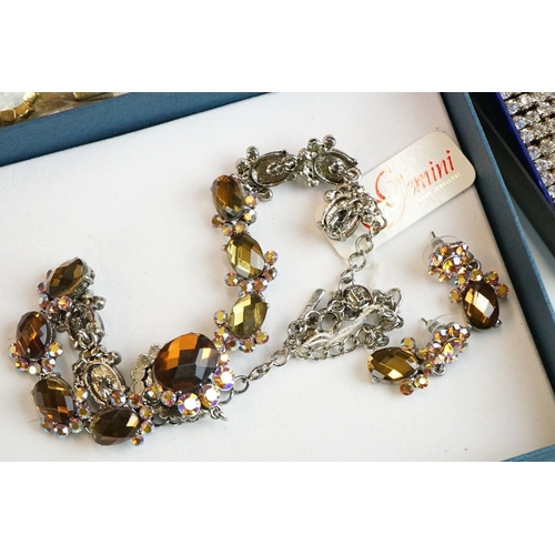 315 - A mixed collection of mainly contemporary costume jewellery to include necklaces, bracelets, earring... 