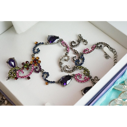 315 - A mixed collection of mainly contemporary costume jewellery to include necklaces, bracelets, earring... 