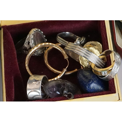 319 - A small collection of watches and vintage costume jewellery to include gold and silver examples.