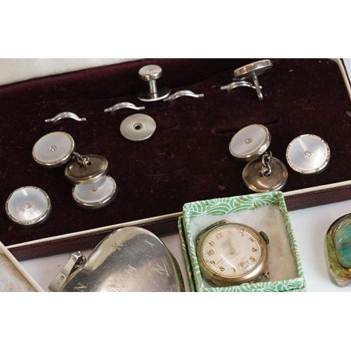 319 - A small collection of watches and vintage costume jewellery to include gold and silver examples.