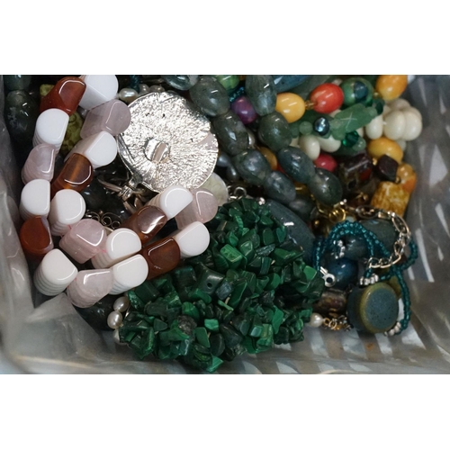 320 - Mixed collection of costume jewellery to include brooches, necklaces etc, some silver