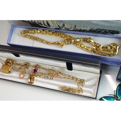 320 - Mixed collection of costume jewellery to include brooches, necklaces etc, some silver