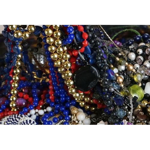 323 - A collection of vintage and contemporary costume jewellery to include necklaces, brooches....etc.