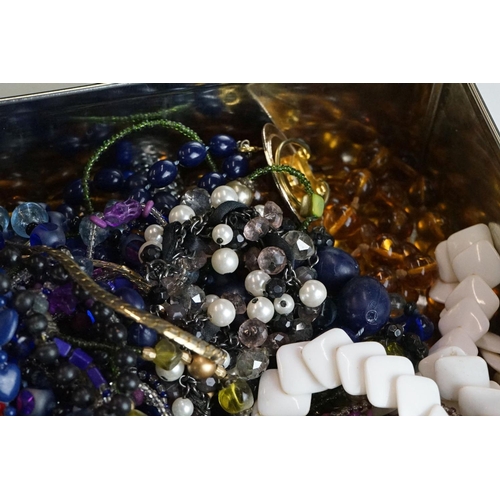 323 - A collection of vintage and contemporary costume jewellery to include necklaces, brooches....etc.