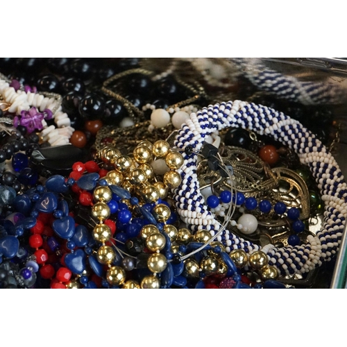 323 - A collection of vintage and contemporary costume jewellery to include necklaces, brooches....etc.