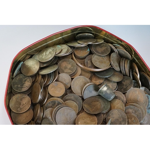 324 - Box of mixed coinage, copper, silver etc, weight over 7kg