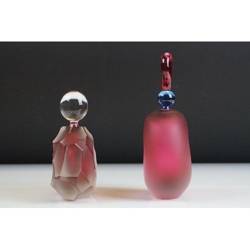 68 - Bob Crooks - Beehive frosted glass scent bottle in ruby red, of faceted form, with clear glass stopp... 