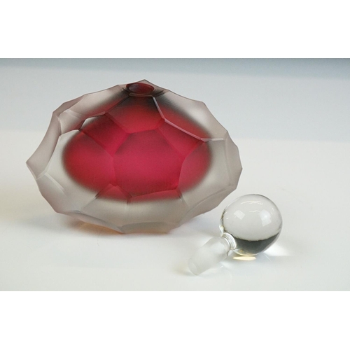 68 - Bob Crooks - Beehive frosted glass scent bottle in ruby red, of faceted form, with clear glass stopp... 