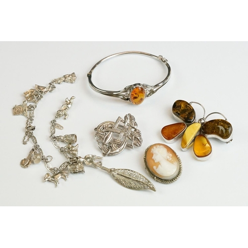 220 - A small collection of silver jewellery to include bangle, bracelet and brooches.