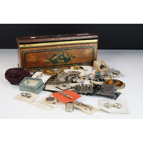 331 - A small collection of vintage costume jewellery to include brooches, necklaces...etc.