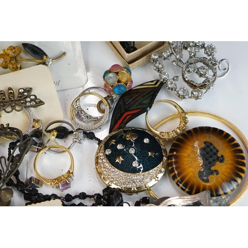 331 - A small collection of vintage costume jewellery to include brooches, necklaces...etc.