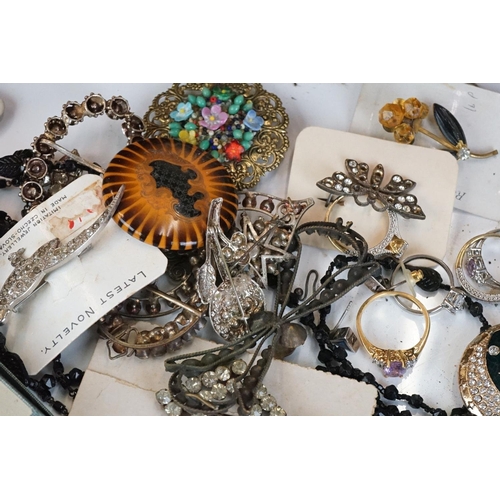 331 - A small collection of vintage costume jewellery to include brooches, necklaces...etc.