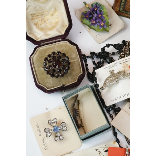 331 - A small collection of vintage costume jewellery to include brooches, necklaces...etc.