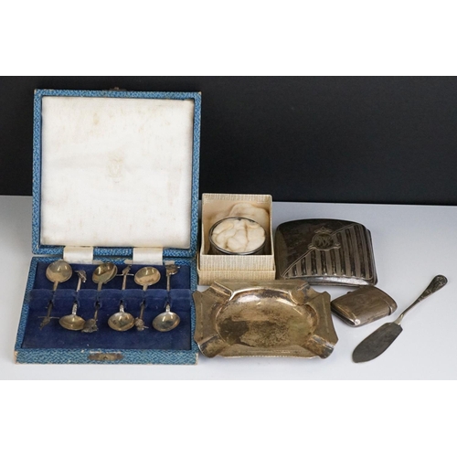 333 - A collection of fully hallmarked sterling silver to include a cigarette case, vesta case, teaspoons ... 