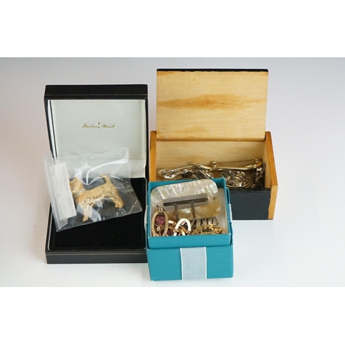 345 - A small collection of vintage and contemporary jewellery to include a 9ct gold brooch and a 18ct gol... 