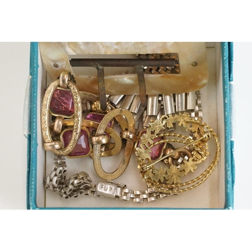 345 - A small collection of vintage and contemporary jewellery to include a 9ct gold brooch and a 18ct gol... 