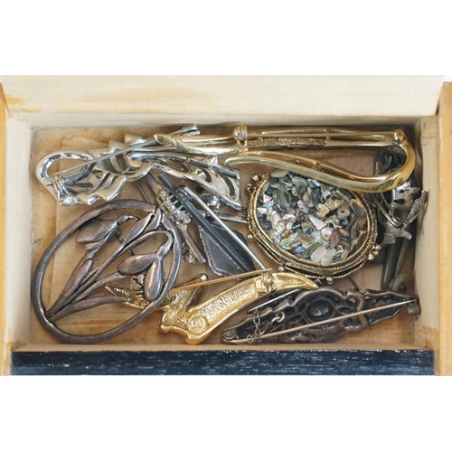 345 - A small collection of vintage and contemporary jewellery to include a 9ct gold brooch and a 18ct gol... 