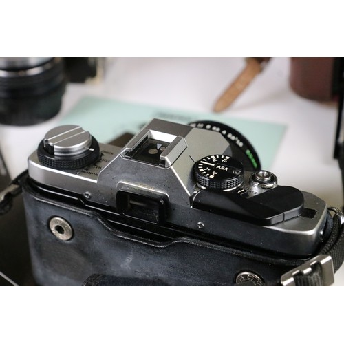 374 - Large quantity of Cameras, Equipment and Accessories - cameras including  Kodak Box Brownie six 20, ... 