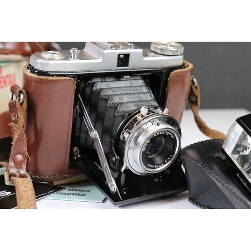 374 - Large quantity of Cameras, Equipment and Accessories - cameras including  Kodak Box Brownie six 20, ... 