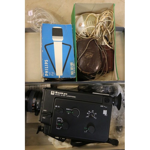 374 - Large quantity of Cameras, Equipment and Accessories - cameras including  Kodak Box Brownie six 20, ... 