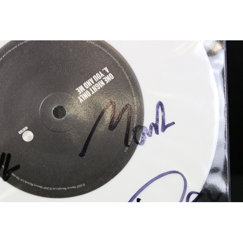 388 - Vinyl & Autographs – 25 modern / contemporary bands ltd edn singles and picture discs all signed by ... 