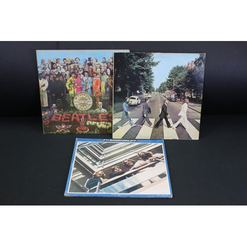 852 - Vinyl - 3 The Beatles LPs to include Sgt Pepper (PCS 7027) two boxed EMI silver and black labels wit... 