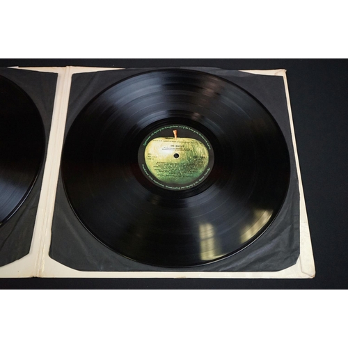 15 - Vinyl - The Beatles White Album PMC 7067 low number 0002374.  4 photos and poster present, original ... 