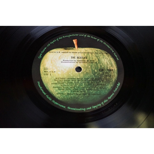 15 - Vinyl - The Beatles White Album PMC 7067 low number 0002374.  4 photos and poster present, original ... 