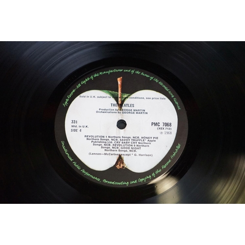 15 - Vinyl - The Beatles White Album PMC 7067 low number 0002374.  4 photos and poster present, original ... 