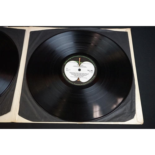 15 - Vinyl - The Beatles White Album PMC 7067 low number 0002374.  4 photos and poster present, original ... 