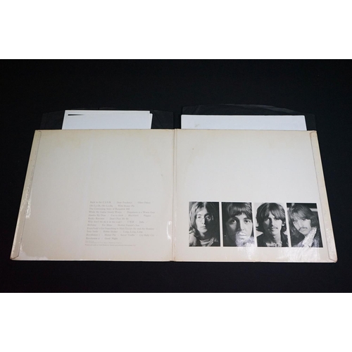 15 - Vinyl - The Beatles White Album PMC 7067 low number 0002374.  4 photos and poster present, original ... 