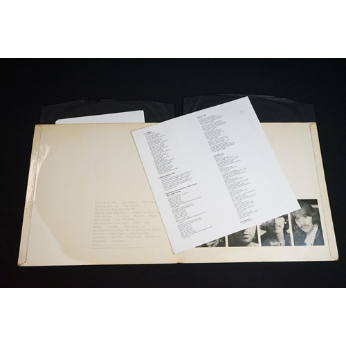 15 - Vinyl - The Beatles White Album PMC 7067 low number 0002374.  4 photos and poster present, original ... 