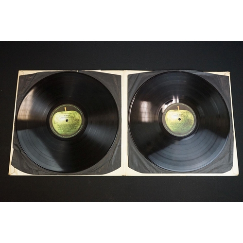 15 - Vinyl - The Beatles White Album PMC 7067 low number 0002374.  4 photos and poster present, original ... 