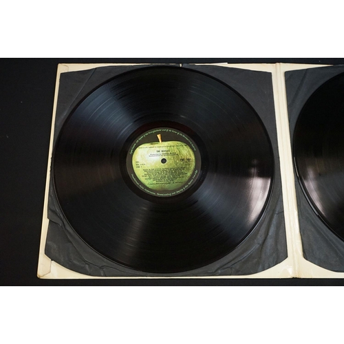 15 - Vinyl - The Beatles White Album PMC 7067 low number 0002374.  4 photos and poster present, original ... 