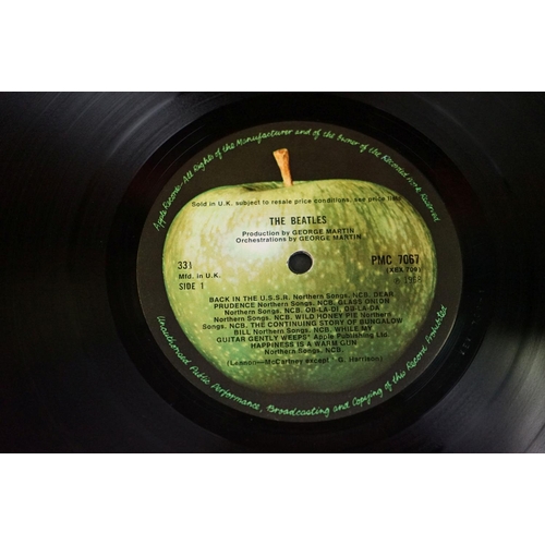 15 - Vinyl - The Beatles White Album PMC 7067 low number 0002374.  4 photos and poster present, original ... 