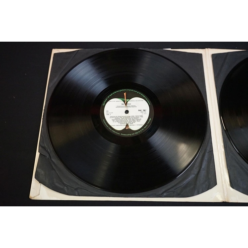 15 - Vinyl - The Beatles White Album PMC 7067 low number 0002374.  4 photos and poster present, original ... 