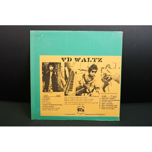 238 - Vinyl – 3 Bob Dylan Original Trade Mark Of Quality records to include VD Waltz (Blue Vinyl) EX / VG+... 