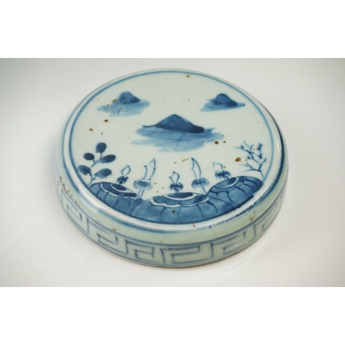 10 - Large Chinese Porcelain Blue and White Ginger Jar and Flat Cover decorated with warriors on horsebac... 