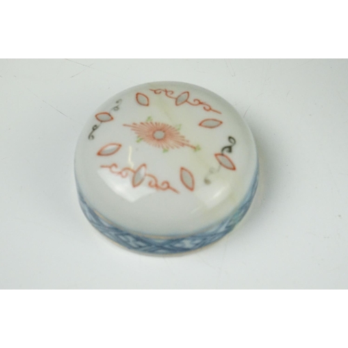 28 - Two Chinese Porcelain Ginger Jars with covers together with Three further Chinese Porcelain Famille ... 