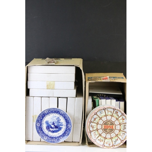 109 - 18 Boxed Wedgwood Queen's Ware Collectors Plates to include calendar plates and blue & white example... 