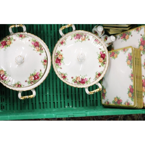 139 - Royal Albert ' Old Country Roses ' pattern dinnerware to include a serving platter, 6 dinner plates,... 